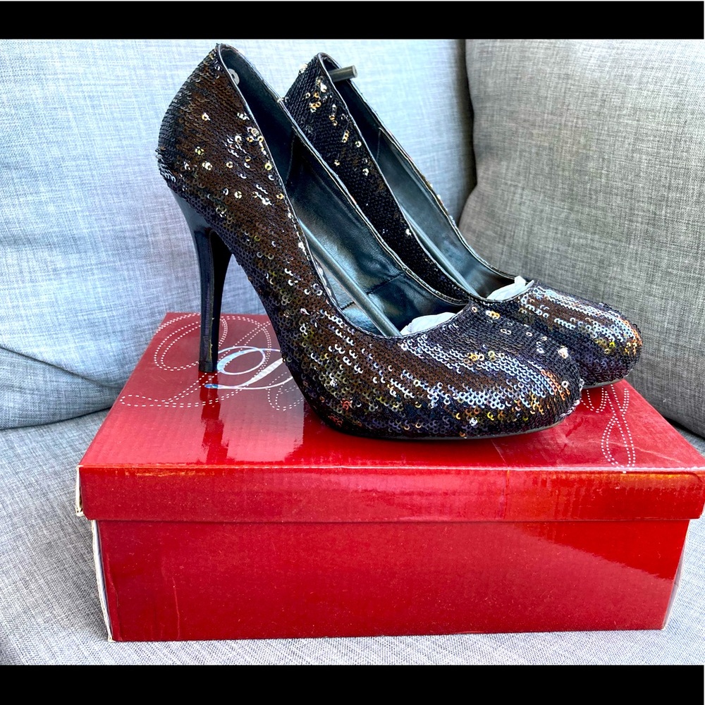 Delicacy black sequin pumps
